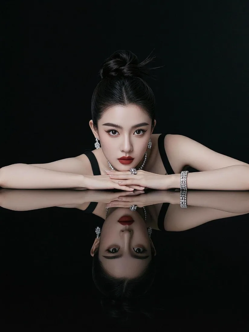 哈妮克孜手机壁纸｜黑色镜面背景图片 - 高级时尚人像写真「哲风壁纸」