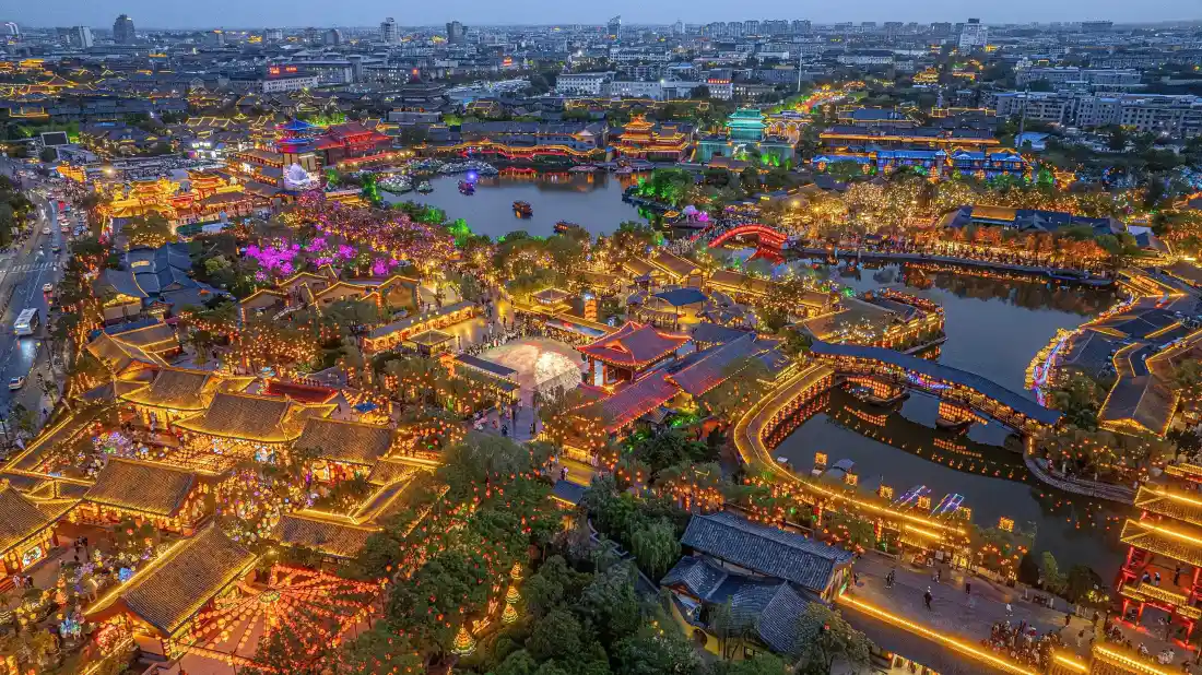 4k古城夜景壁纸｜水乡灯火背景图片 - 俯瞰城市风光「哲风壁纸」