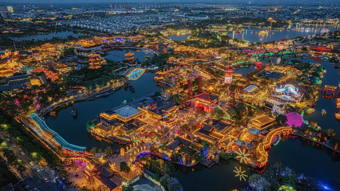 4k古城夜景壁纸｜水乡灯光背景图片 - 航拍城市风光「哲风壁纸」