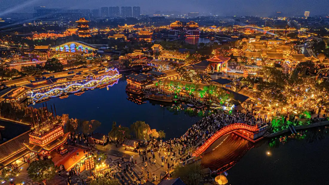 4k古城夜景壁纸｜河流拱桥背景图片 - 暖光灯火航拍景观「哲风壁纸」