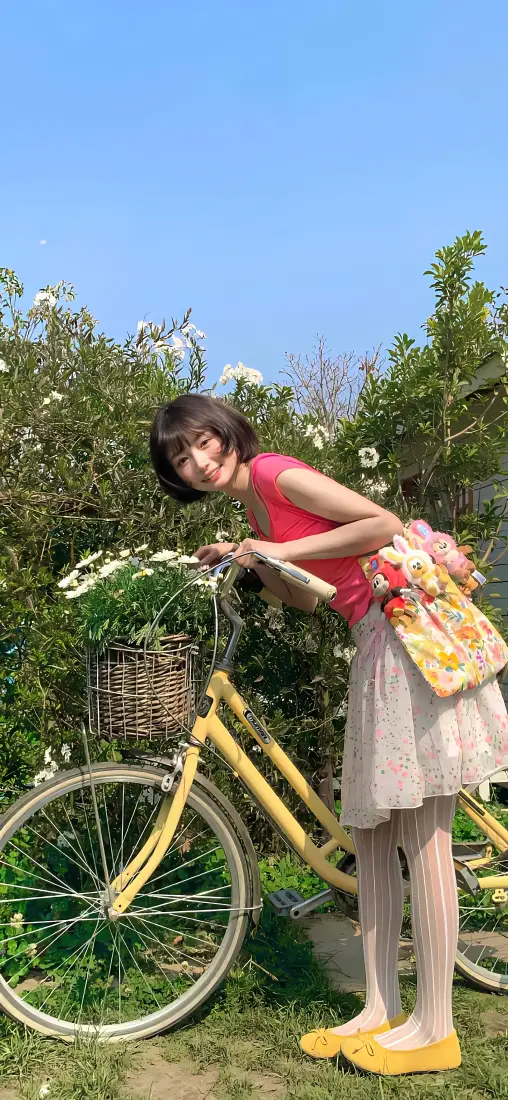 短发美女手机壁纸｜蓝天绿植背景图片 - 黄色自行车休闲场景「哲风壁纸」