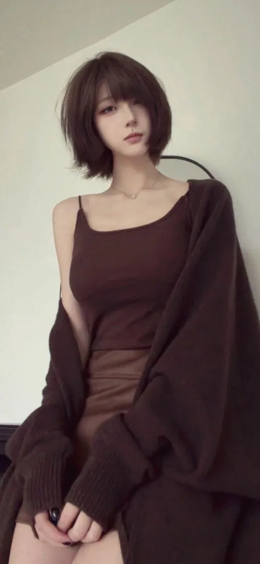 短发美女手机壁纸｜棕色穿搭背景图片 - 清冷感人像「哲风壁纸」