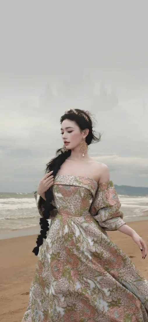 海边礼服美女手机壁纸｜阴天沙滩背景图片 - 氛围感写真人像「哲风壁纸」