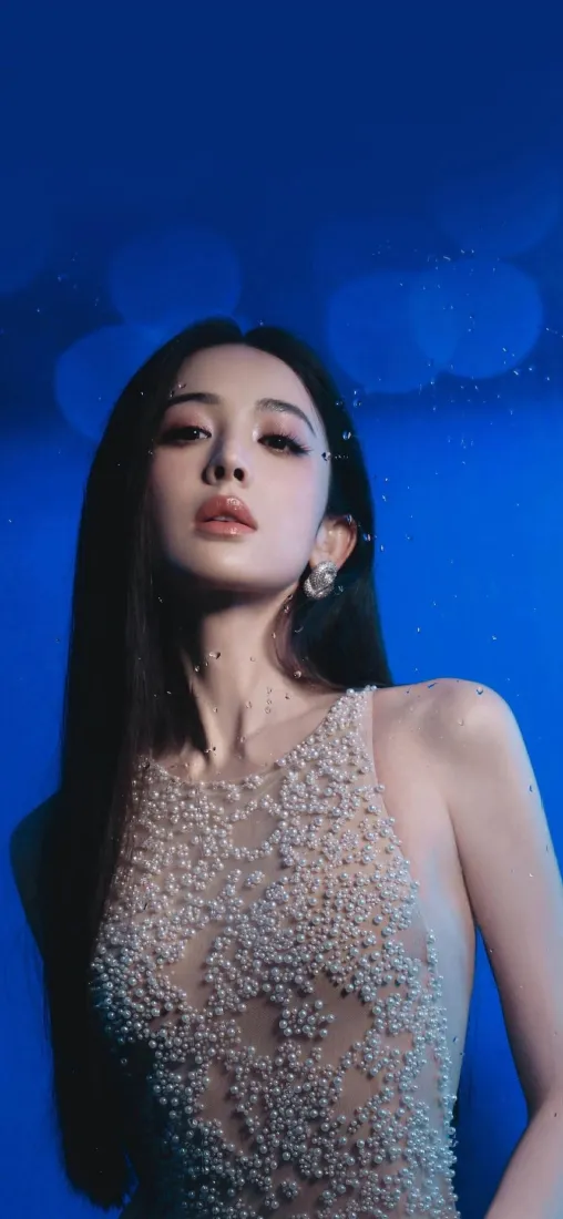 气质美女手机壁纸｜深蓝色背景图片 - 闪钻吊带时尚写真「哲风壁纸」