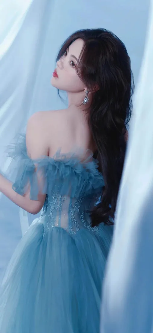 蓝裙美女手机壁纸｜浅蓝纱幔背景图片 - 氛围感人像「哲风壁纸」