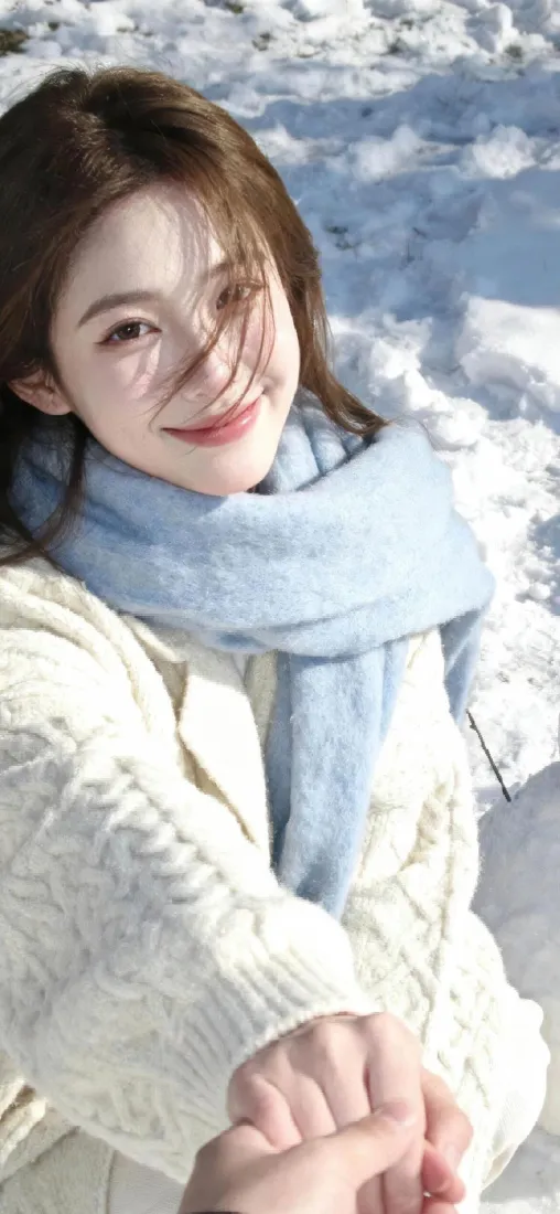 甜美少女手机壁纸｜冬日雪地背景图片 - 蓝围巾白毛衣穿搭「哲风壁纸」