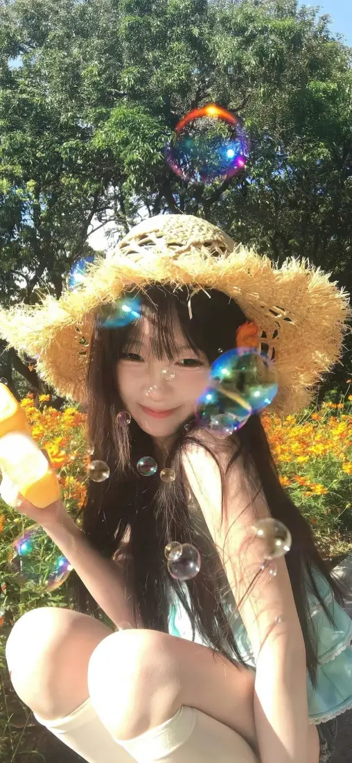 草帽美女手机壁纸｜夏日花丛户外背景图片 - 甜美清新「哲风壁纸」
