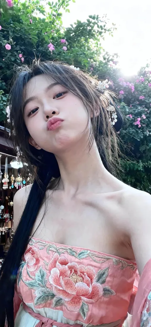 汉服美女手机壁纸｜户外花丛背景图片 - 甜美少女写真「哲风壁纸」