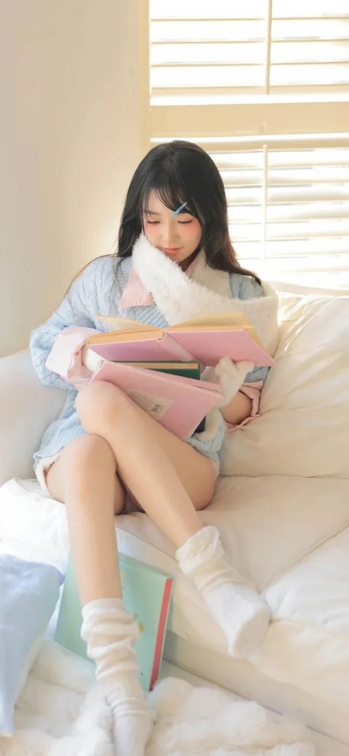居家美女手机壁纸｜沙发看书背景图片 - 慵懒休闲风「哲风壁纸」