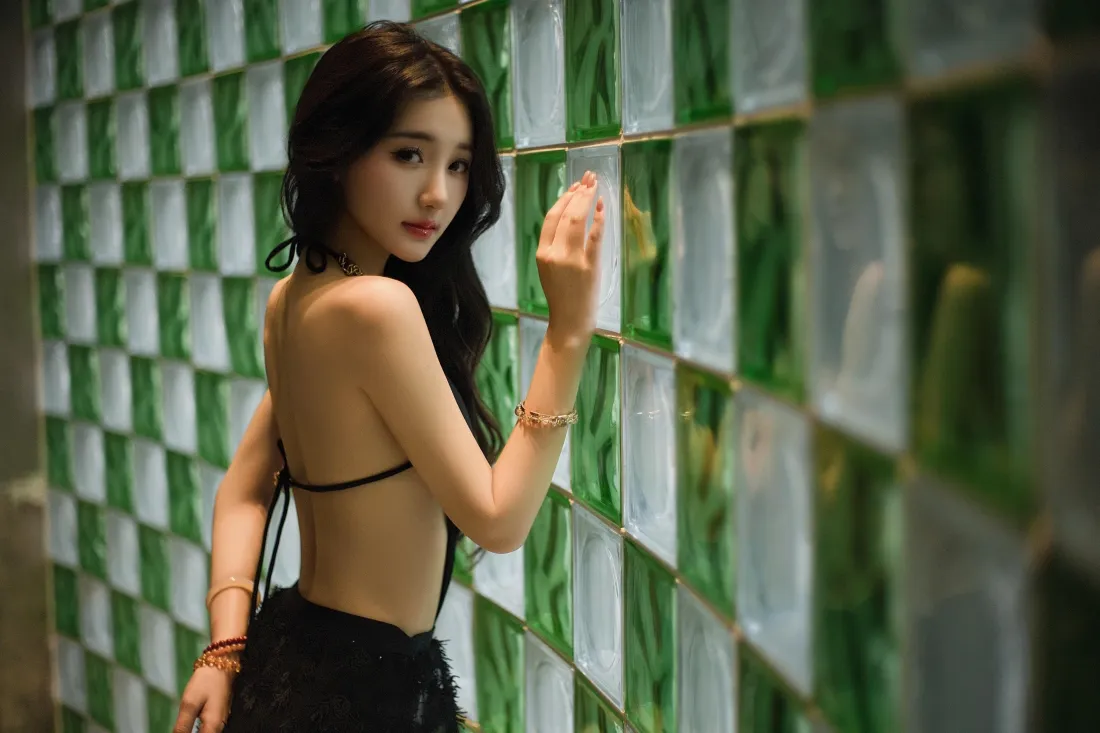 3k露背长发美女壁纸｜绿白格子墙背景图片 - 时尚氛围感写真「哲风壁纸」