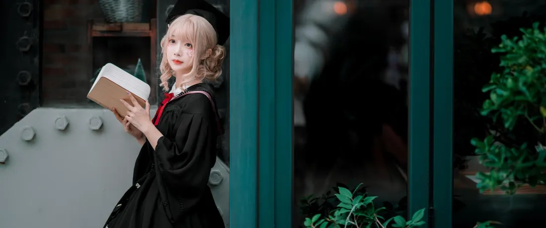 3k金发cos少女壁纸｜街头背景图片 - 手持书本复古氛围感「哲风壁纸」