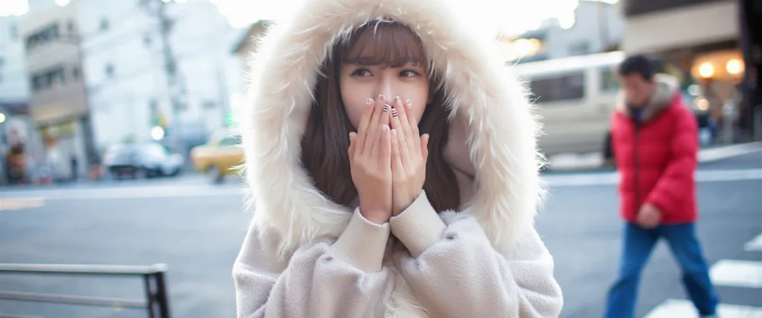3k冬日街拍女孩壁纸｜城市街道背景图片 - 毛领外套穿搭「哲风壁纸」