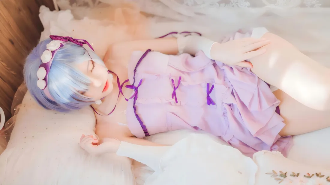 7k雷姆cos壁纸｜浅紫睡裙背景图片 - 美女写真「哲风壁纸」
