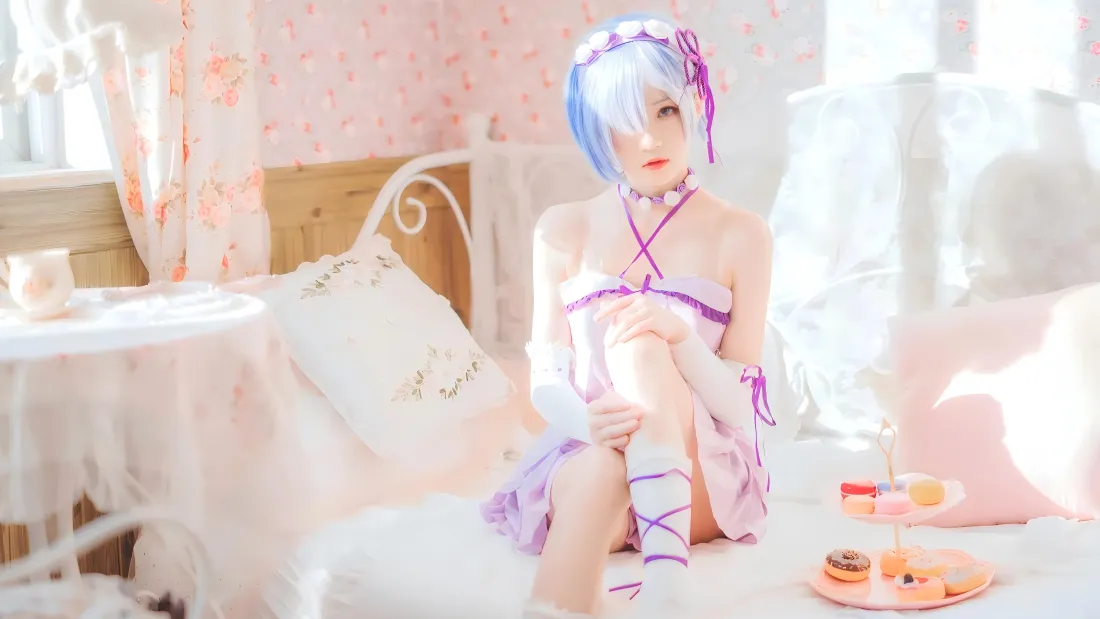 7k蕾姆cos壁纸｜温馨卧室背景图片 - 甜美少女写真「哲风壁纸」