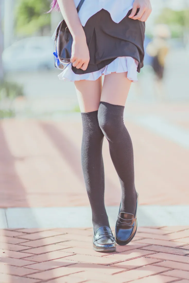 桜桃喵手机壁纸｜日系穿搭背景图片 - 过膝袜短裙白上衣少女「哲风壁纸」