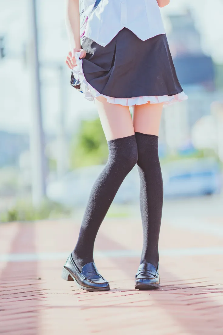 桜桃喵手机壁纸｜制服少女背景图片 - 过膝袜甜美穿搭「哲风壁纸」