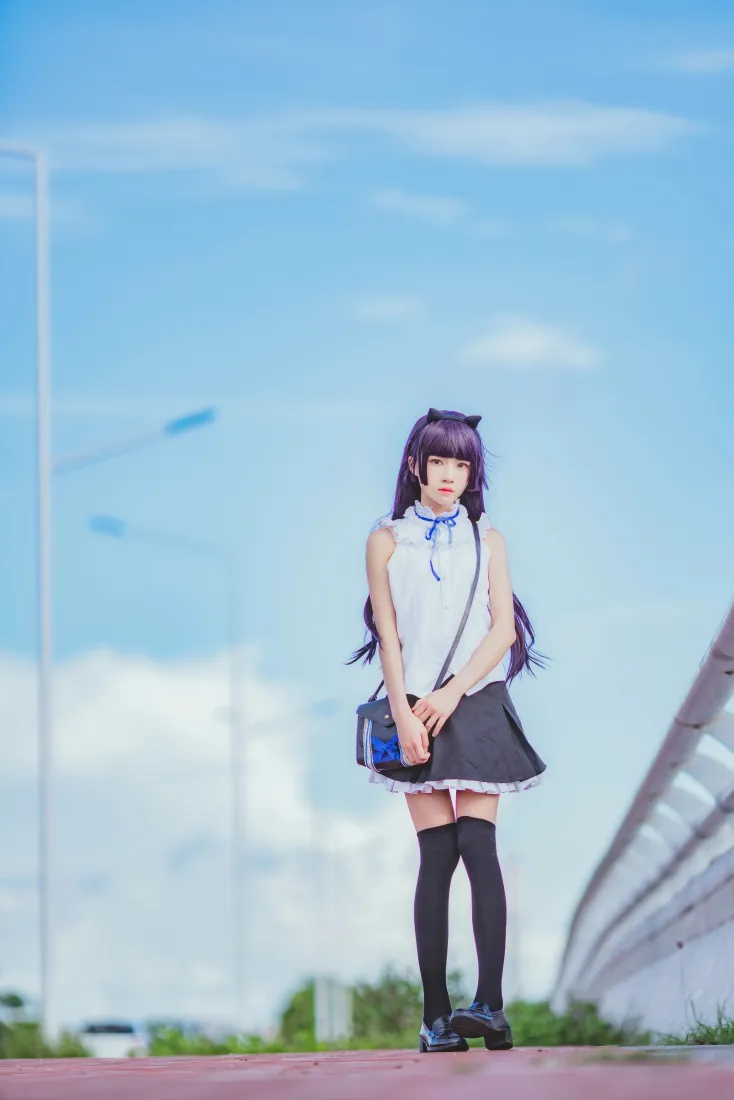桜桃喵手机壁纸｜清新蓝天背景图片 - 猫耳短裙少女「哲风壁纸」