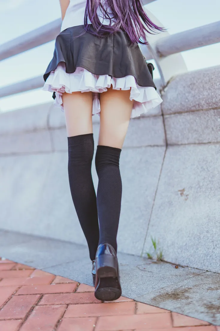 桜桃喵手机壁纸｜猫耳少女户外背景图片 - 短裙过膝袜穿搭「哲风壁纸」