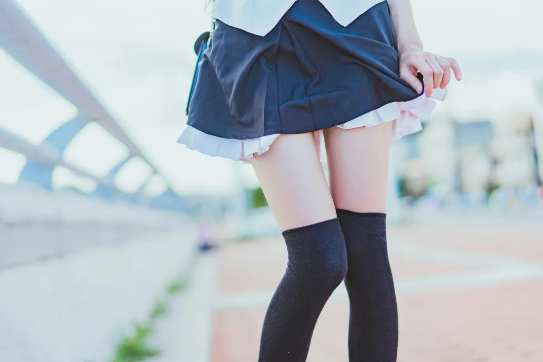 8k桜桃喵壁纸｜猫耳少女户外背景图片 - 短裙过膝袜写真「哲风壁纸」