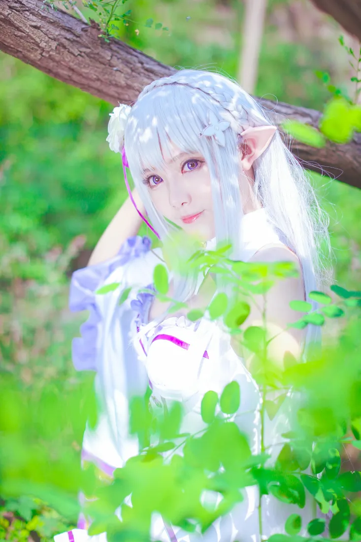 艾米利亚手机壁纸｜户外树林清新背景图片 - 精灵少女cosplay「哲风壁纸」