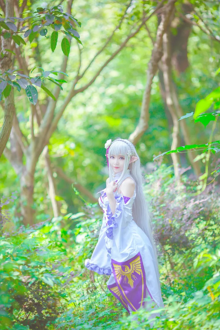 艾米利亚手机壁纸｜森林背景图片 - 精灵少女cosplay「哲风壁纸」