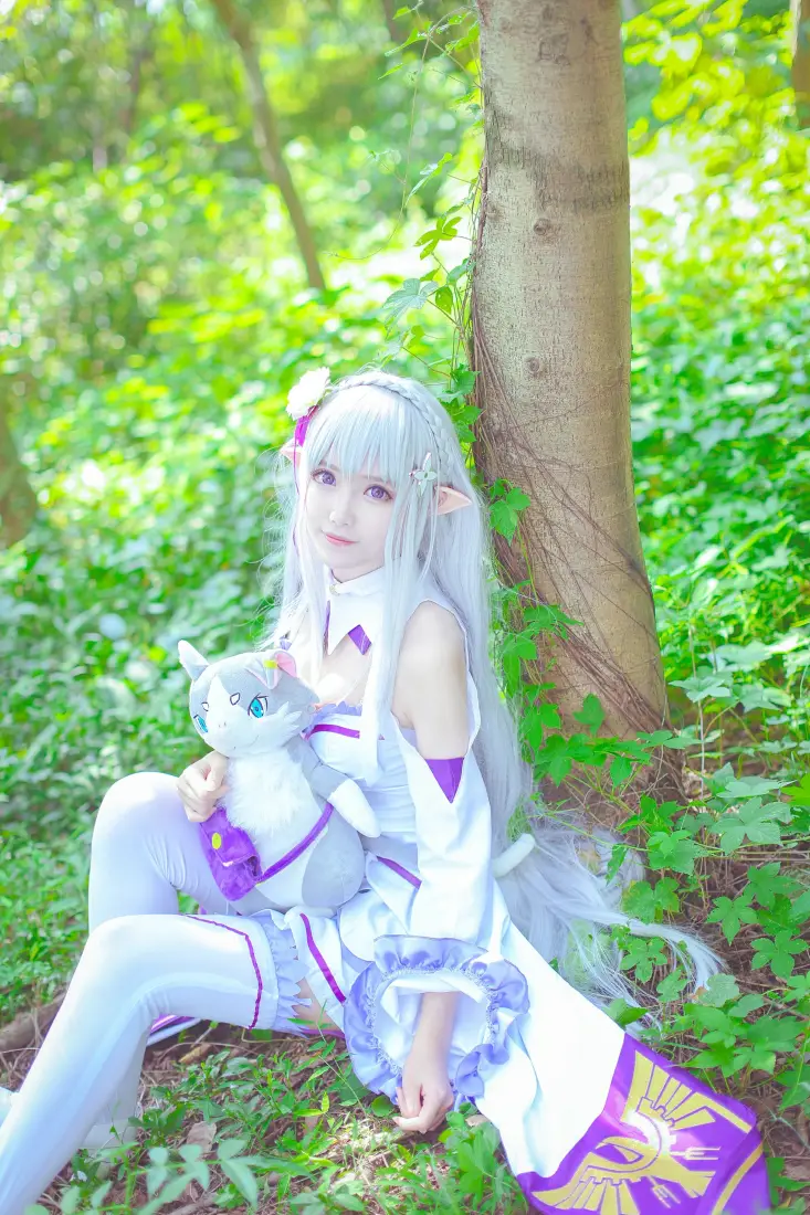 艾米利亚手机壁纸｜树林背景图片 - 精灵少女cosplay「哲风壁纸」