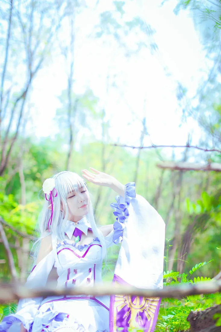 艾米利亚cosplay手机壁纸｜户外树林背景图片 - 银发精灵少女「哲风壁纸」