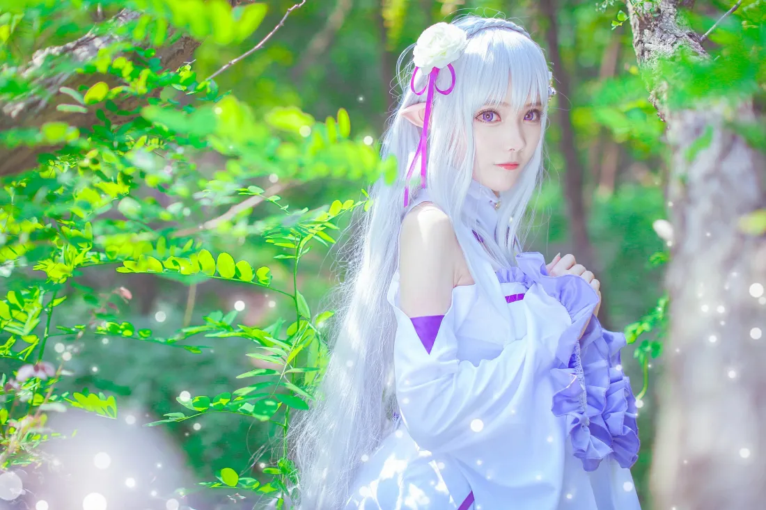 3k艾米利亚壁纸｜绿色森林背景图片 - cos精灵少女「哲风壁纸」