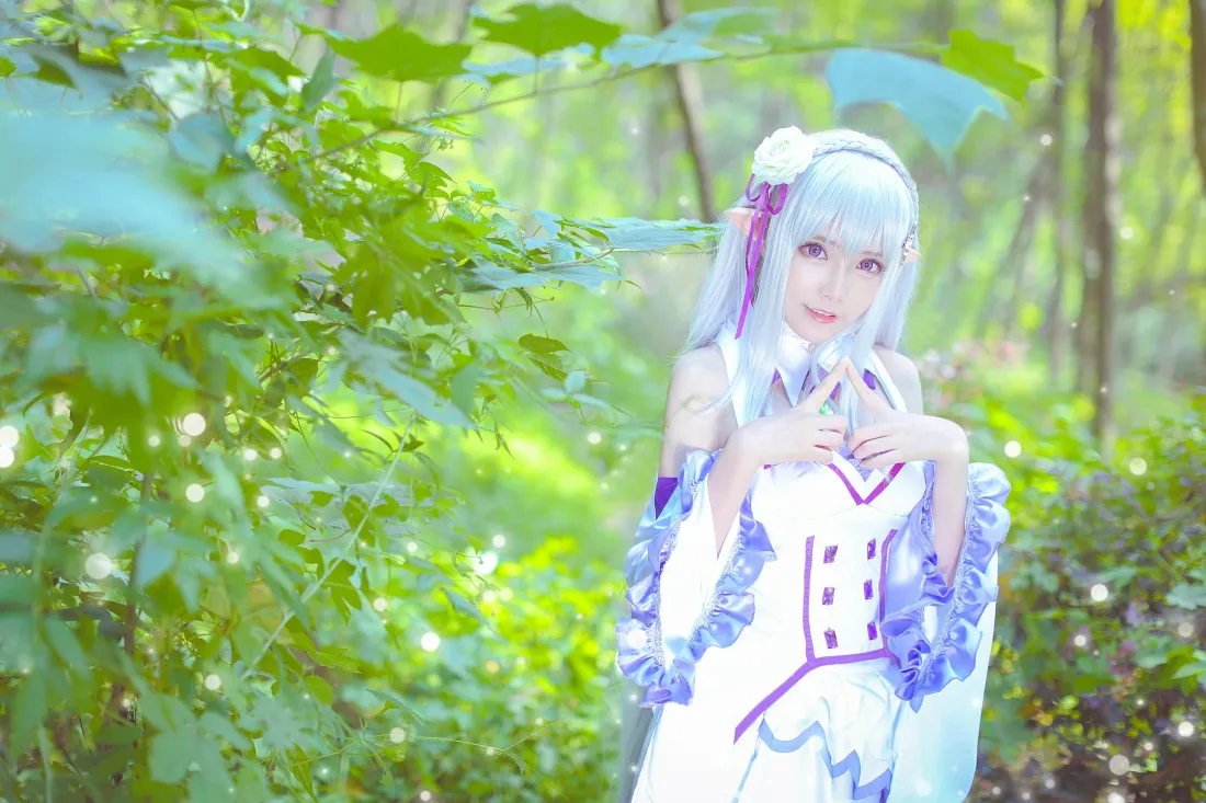 3k艾米利亚壁纸｜森林绿植背景图片 - 精灵少女cosplay「哲风壁纸」