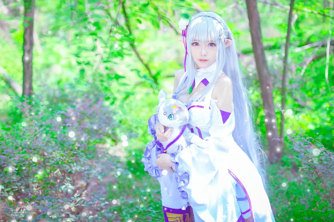 3k艾米利亚壁纸｜清新森林背景图片 - 银发精灵少女cosplay「哲风壁纸」