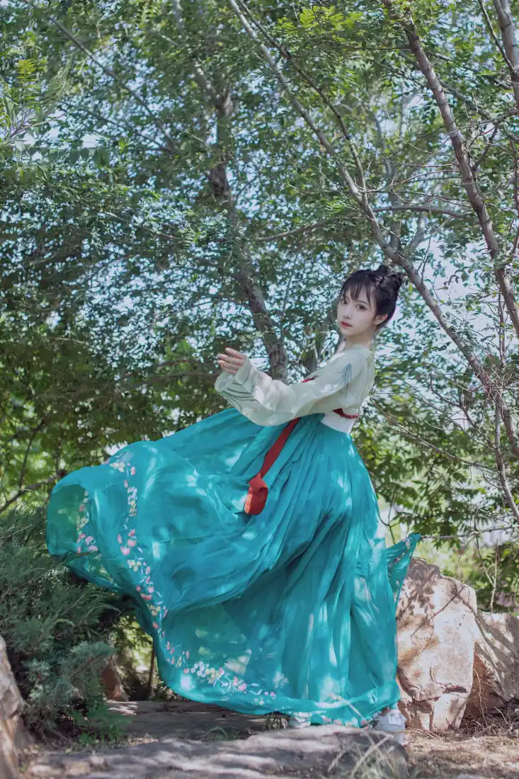 Shika小鹿鹿手机壁纸｜林间户外背景图片 - 古风汉服少女「哲风壁纸」