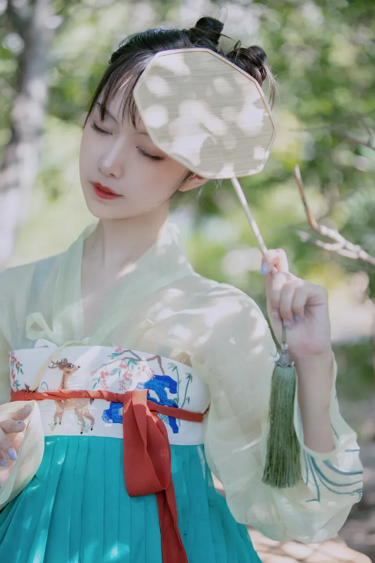 Shika小鹿鹿手机壁纸｜汉服户外背景图片 - 古风持团扇美女「哲风壁纸」