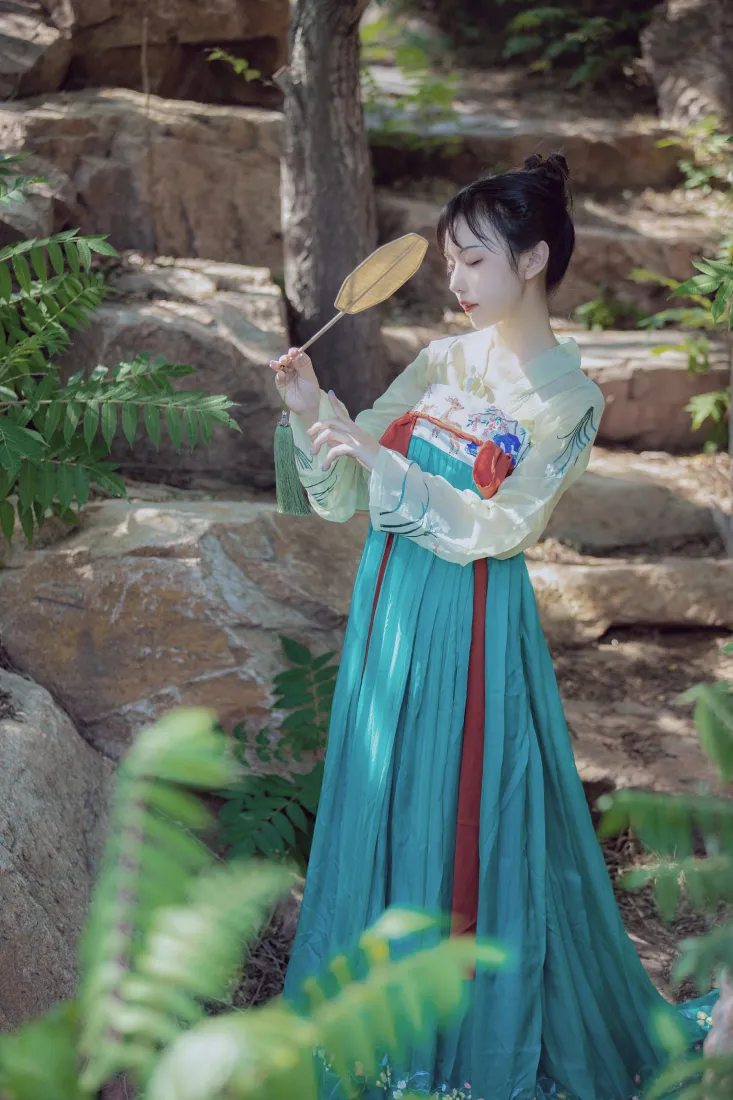 Shika小鹿鹿手机壁纸｜汉服古风背景图片 - 户外清新人像「哲风壁纸」