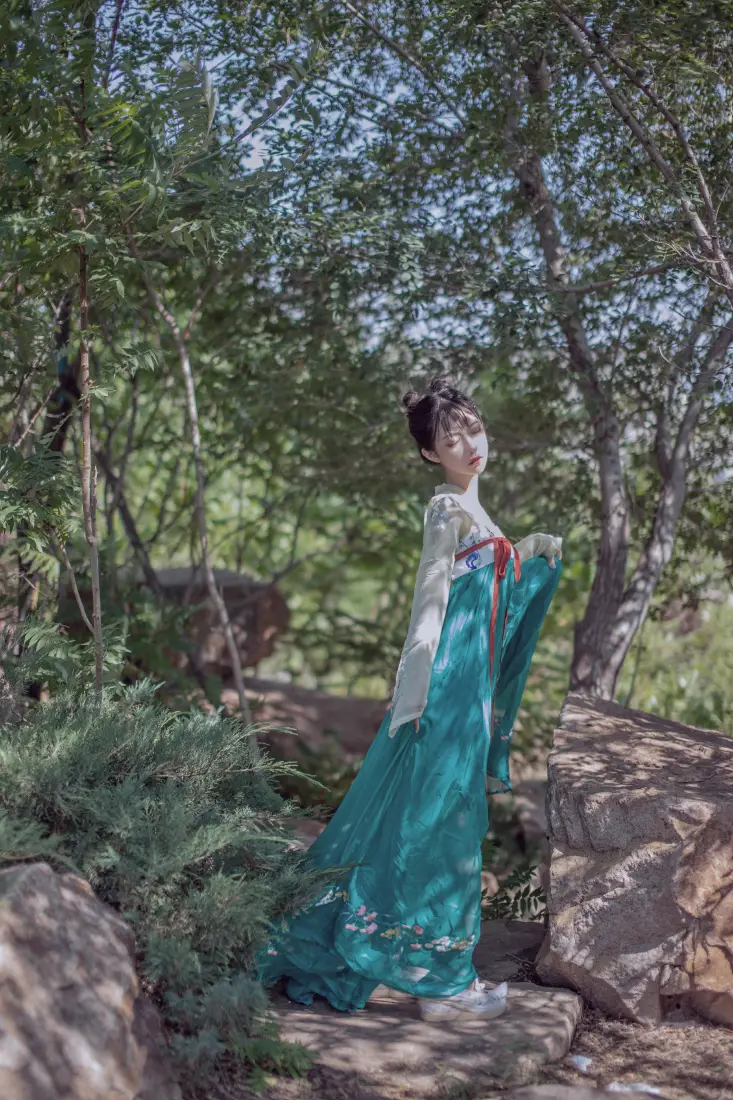 Shika小鹿鹿手机壁纸｜汉服树林背景图片 - 户外古风写真「哲风壁纸」