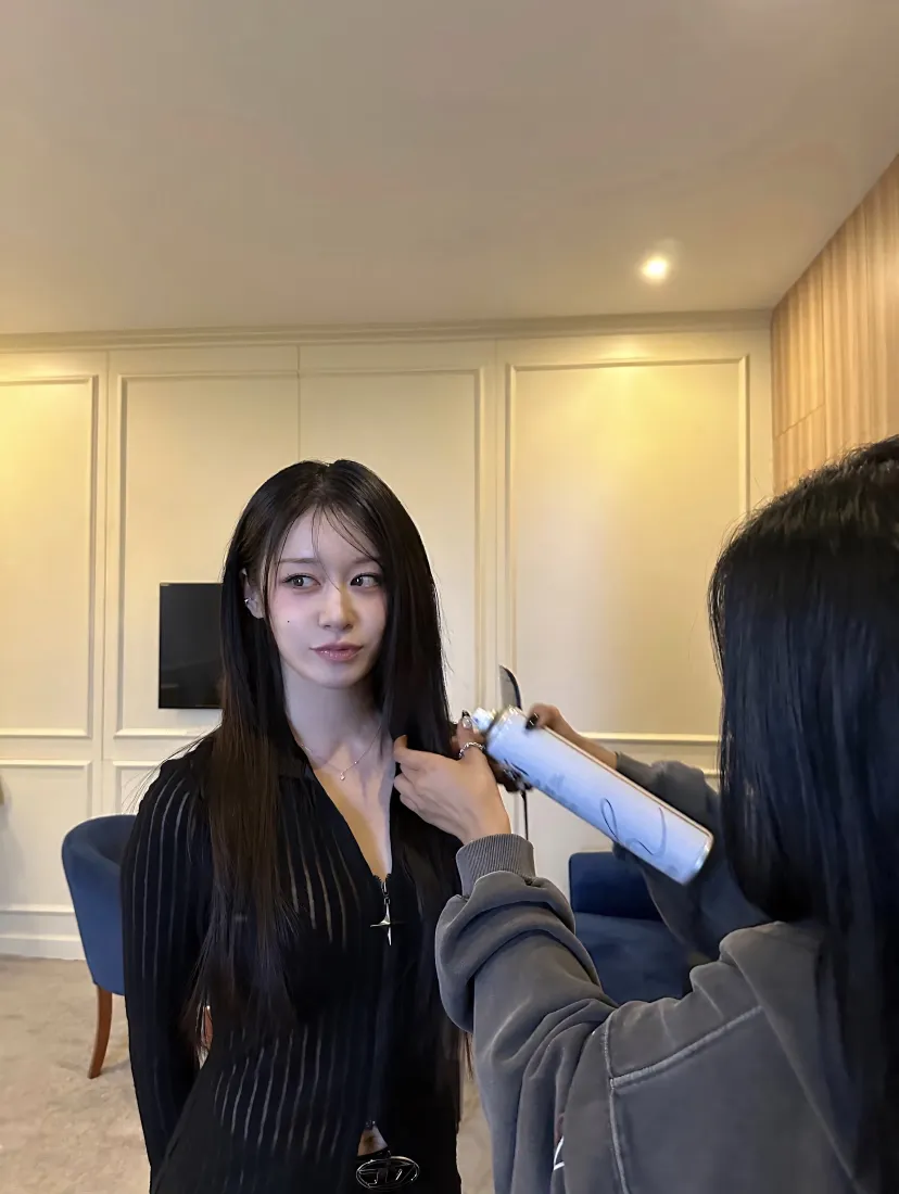 朴智妍手机壁纸｜化妆室背景图片 - 黑色流苏穿搭美女「哲风壁纸」