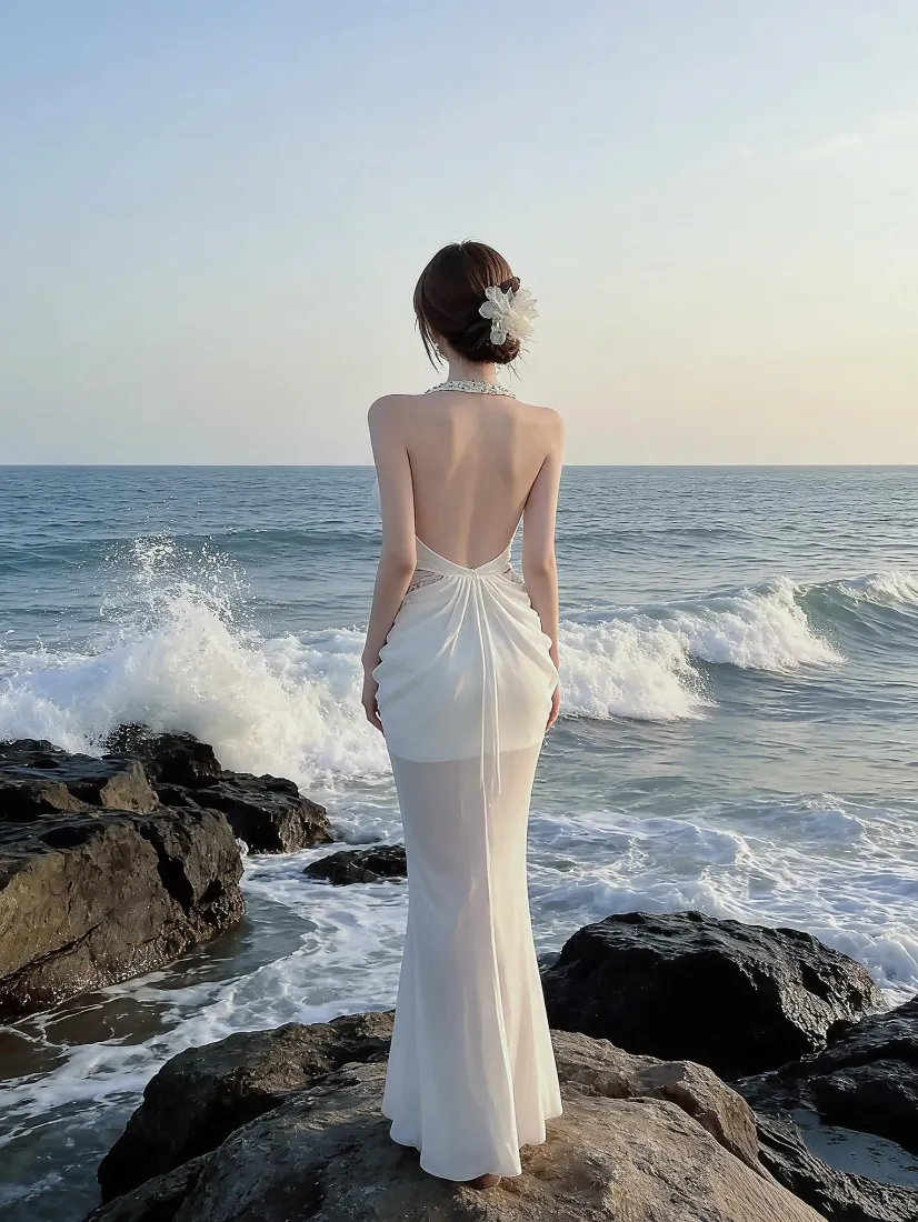 海边露背长裙美女手机壁纸｜礁石海浪背景图片 - 治愈氛围感人像「哲风壁纸」