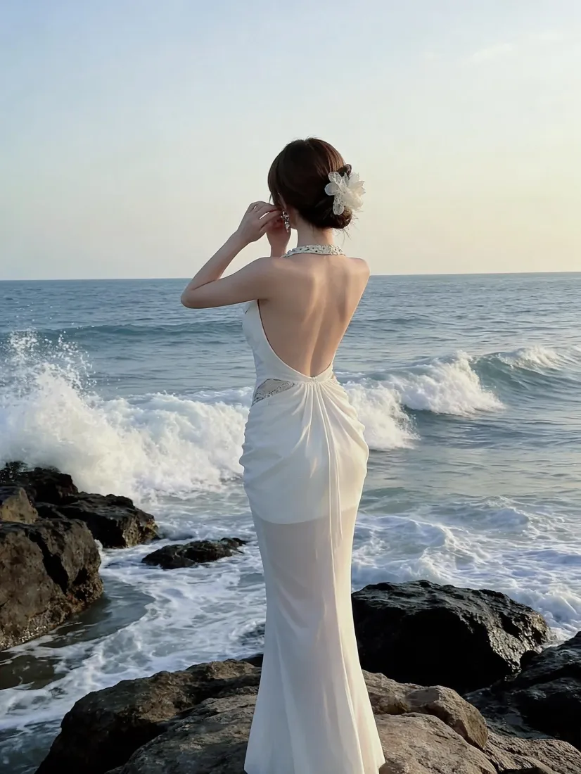 海边白裙美女手机壁纸｜海浪礁石海景背景图片 - 氛围感写真「哲风壁纸」