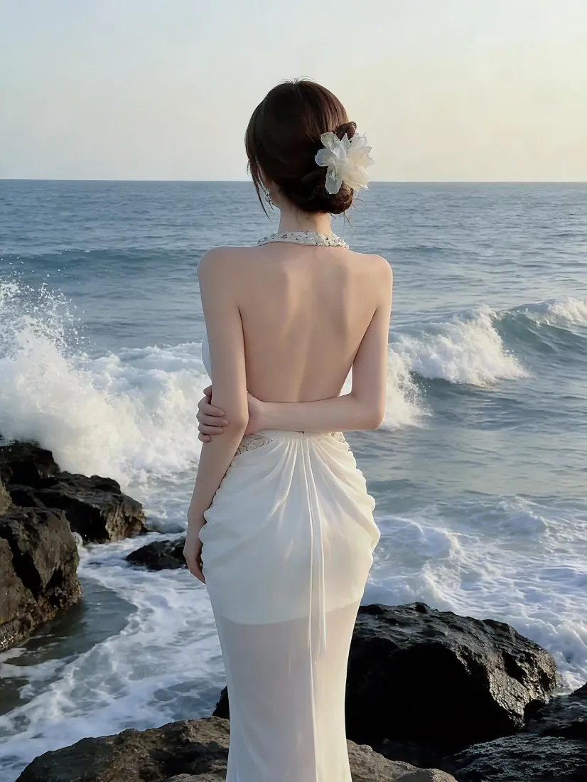 露背白裙美女手机壁纸｜海边礁石海浪背景图片 - 治愈氛围感「哲风壁纸」
