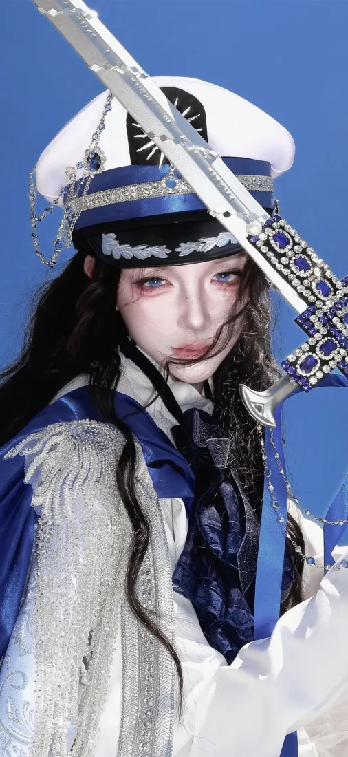 女骑士手机壁纸｜蓝天背景图片 - 制服佩剑少女「哲风壁纸」