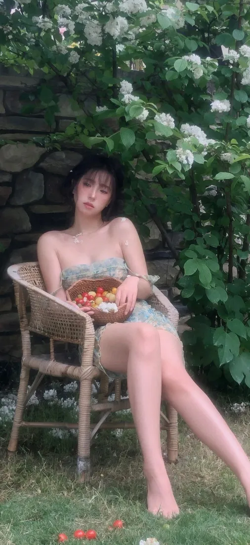 抹胸裙美女手机壁纸｜庭院绿植背景图片 - 户外艺术写真「哲风壁纸」