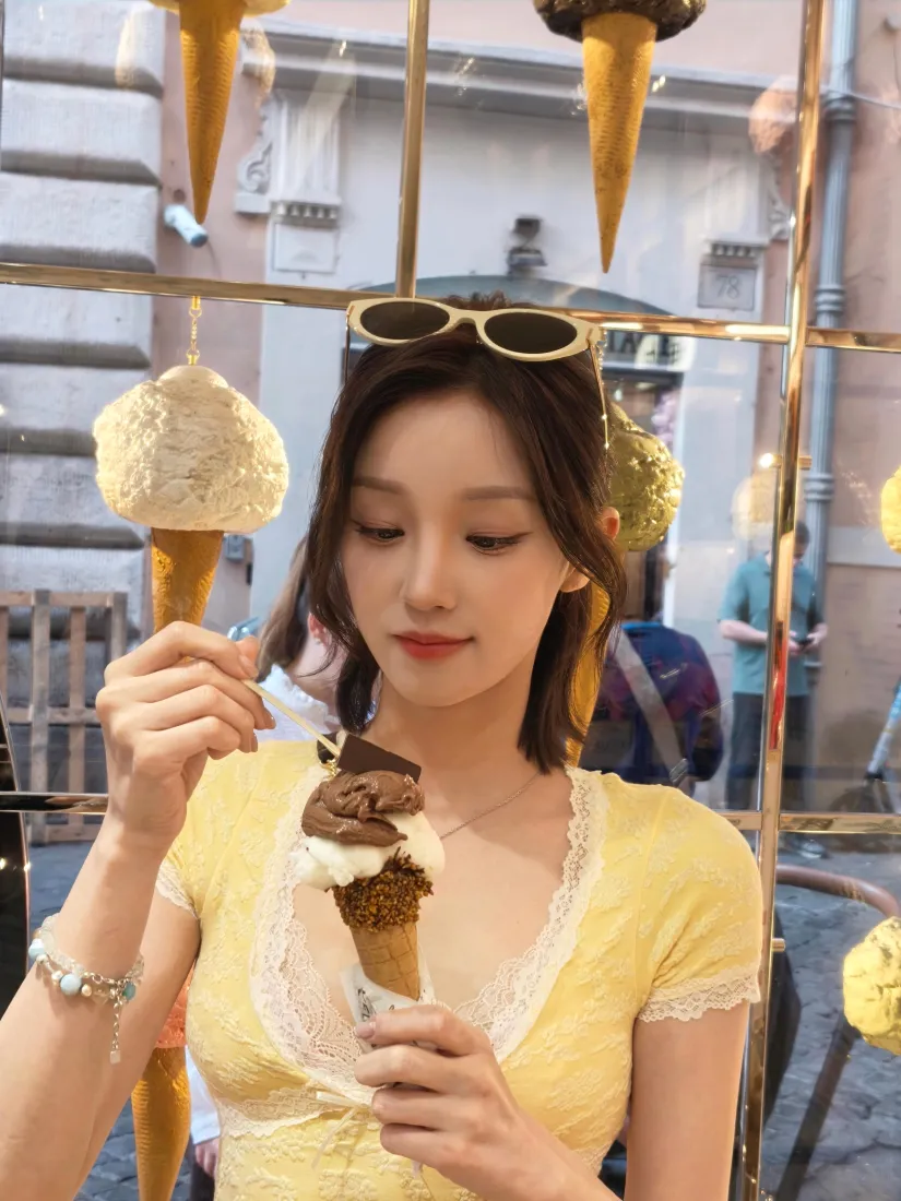 宋雨琦手机壁纸｜冰淇淋街边背景图片 - 黄色上衣甜美造型「哲风壁纸」