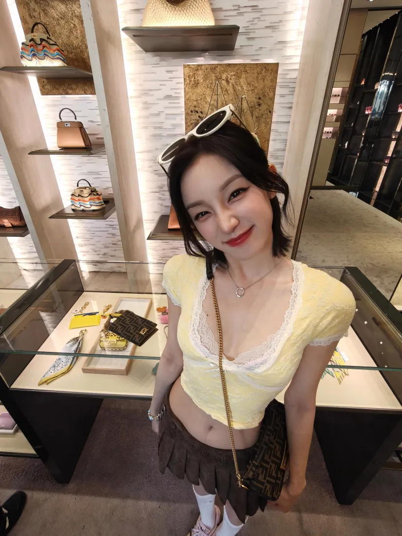 宋雨琦手机壁纸｜包包店背景图片 - 黄色短上衣甜酷穿搭「哲风壁纸」