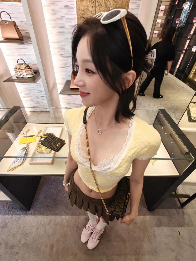 宋雨琦手机壁纸｜商店逛街背景图片 - 甜酷辣妹穿搭「哲风壁纸」