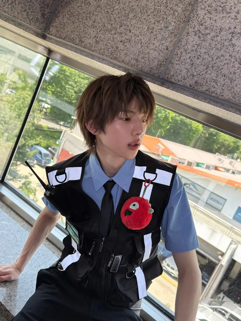 金主训手机壁纸｜制服穿搭窗边场景背景图片 - CORTIS韩国男偶像「哲风壁纸」