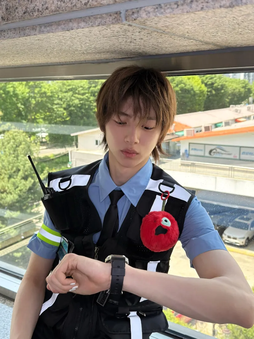 金主训手机壁纸｜警服窗边背景图片 - CORTIS男团爱豆「哲风壁纸」