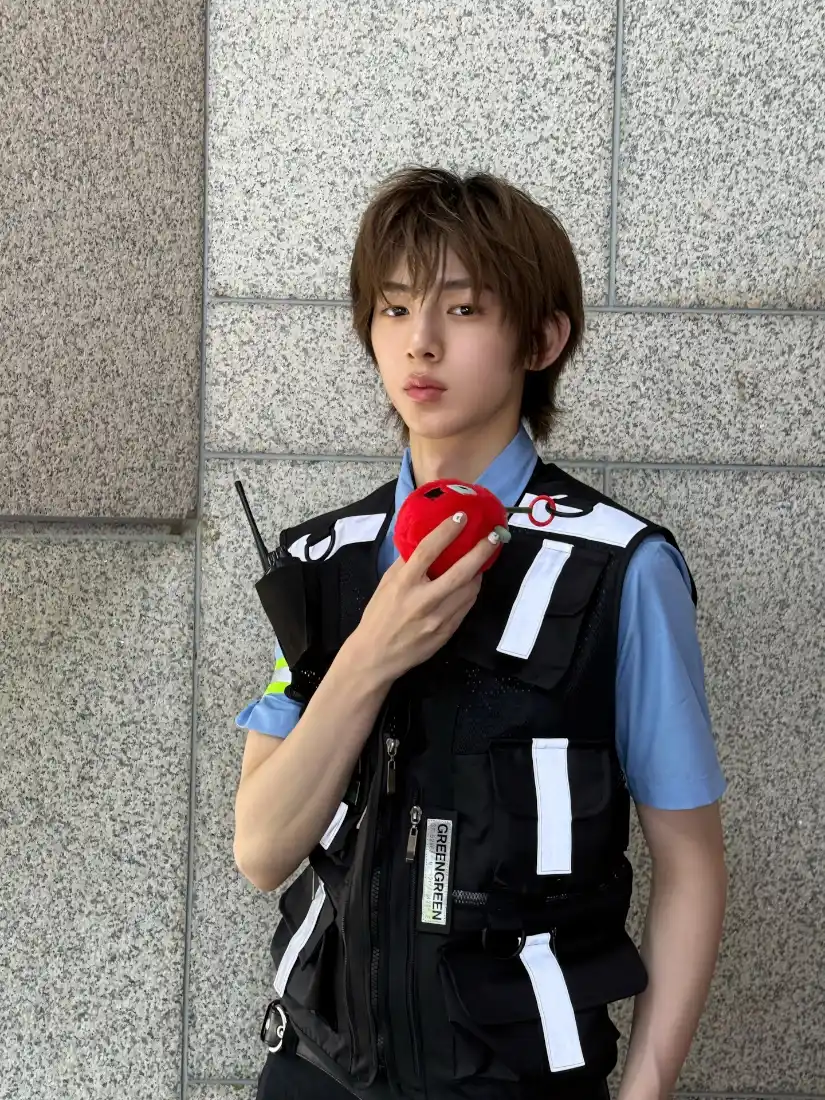 金主训手机壁纸｜警服造型户外背景图片 - 手持红苹果帅气「哲风壁纸」