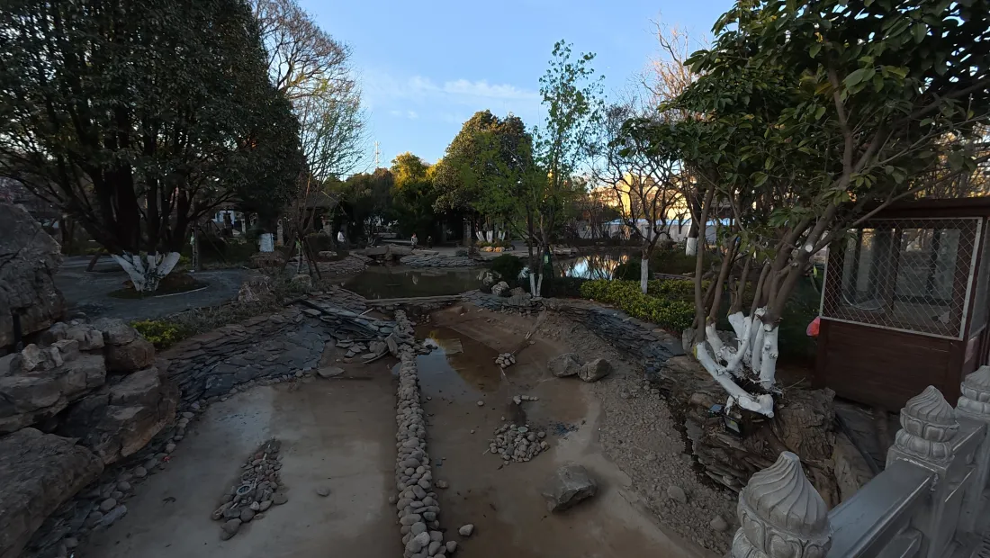 4k郊野公园壁纸｜林荫溪流小径背景图片 - 晴朗蓝天绿植风景「哲风壁纸」