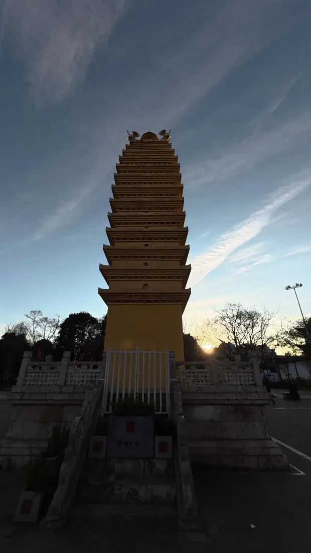 古塔手机壁纸｜黄昏天空背景图片 - 人文建筑景观「哲风壁纸」