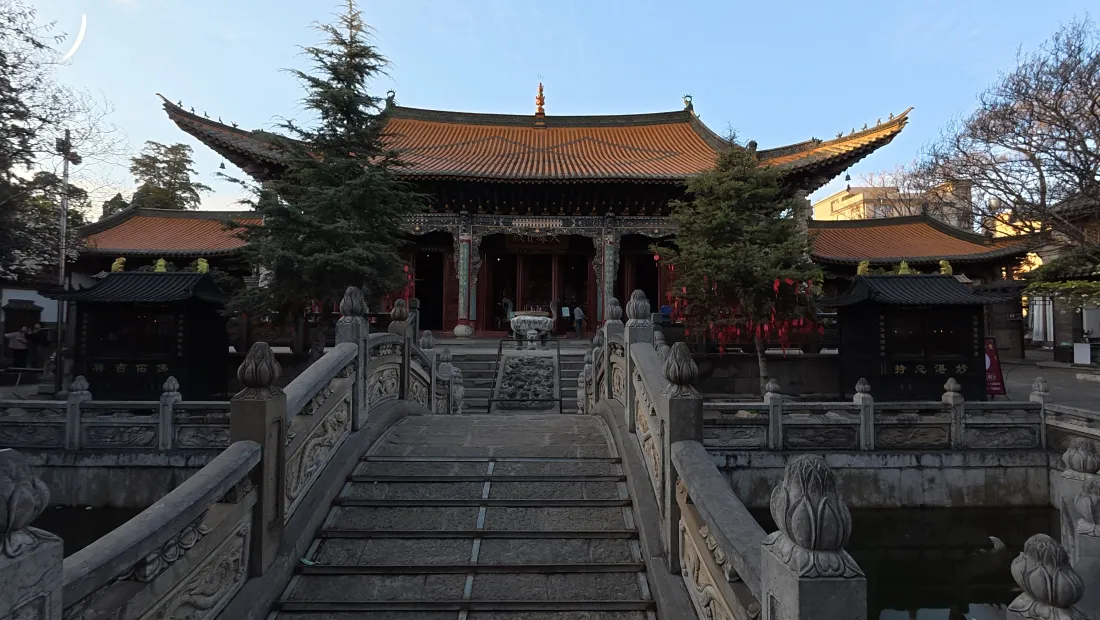 4k中式古寺壁纸｜传统庙宇背景图片 - 石阶蓝天风光「哲风壁纸」