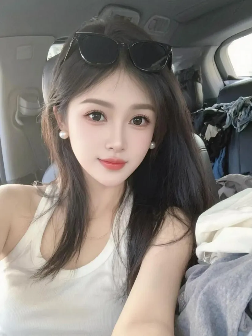 长发美女手机壁纸｜车内场景背景图片 - 白背心气质时尚人像「哲风壁纸」